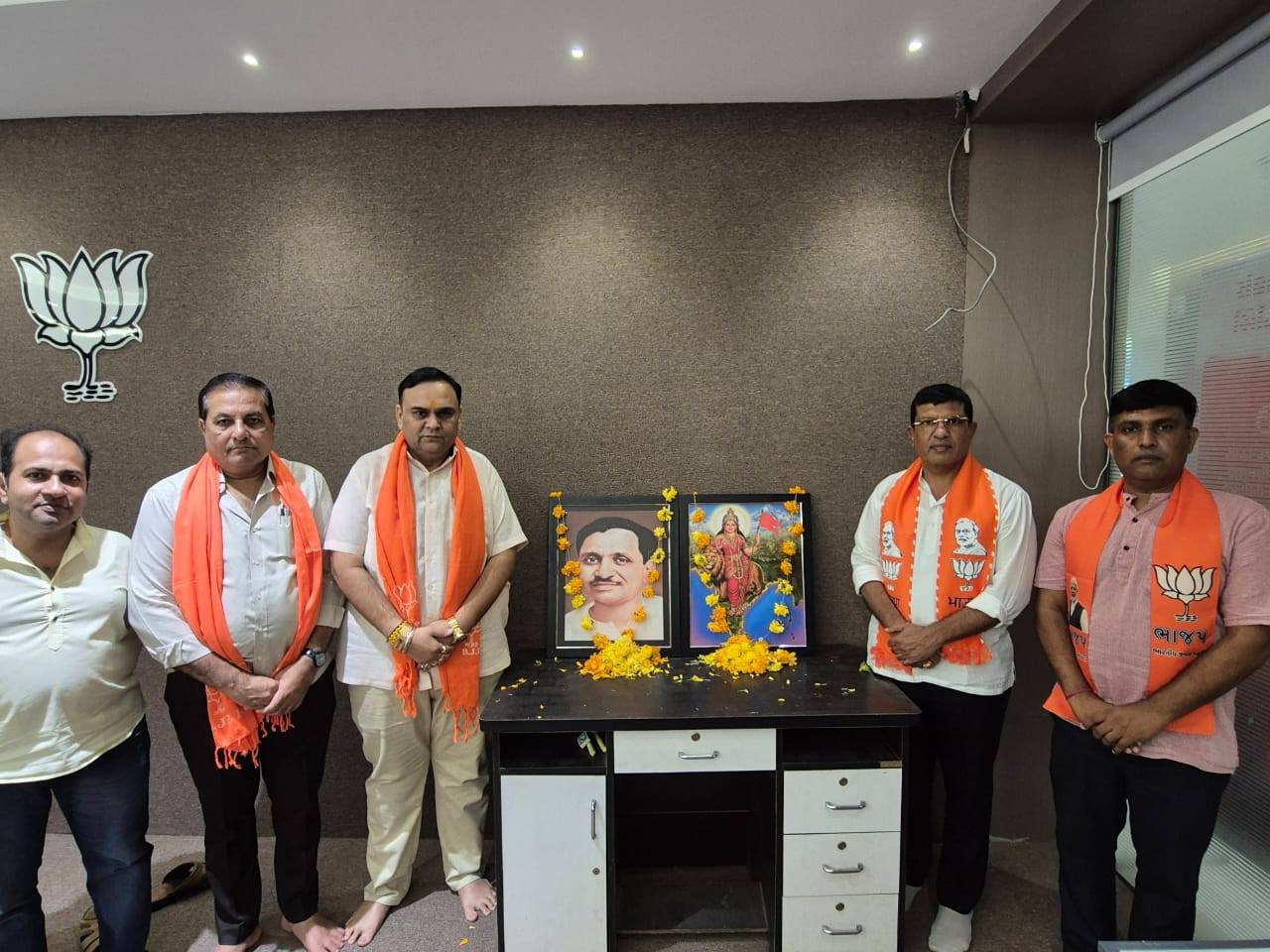 તા.૨૭-૦૯-૨૦૨૫ ના રોજ ભારત માતાના ગૌરવને પુનઃસ્થાપિત કરવા માટે પોતાના જીવનની દરેક ક્ષણ સમર્પિત કરનાર અખંડ માનવતાવાદના પ્રણેતા પંડિત દીનદયાળ ઉપાધ્યાયની જન્મજયંતિ પર, અમે તેમની છબીને પુષ્પાંજલિ અર્પણ કરીને તેમને શ્રદ્ધાંજલિ આપી. અને ભારત માતાના નામે એક વૃક્ષ અભિયાન હેઠળ અમે વૃક્ષો પણ વાવ્યા.